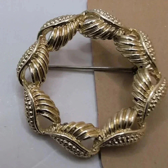 CORO brooch feather wreath GoldTone excellent used condition - Picture 2 of 4